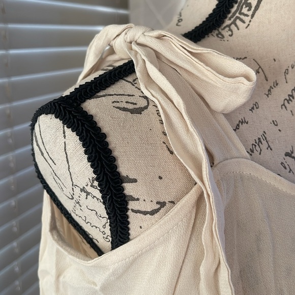 Ivory cold shoulder top - Picture 3 of 5